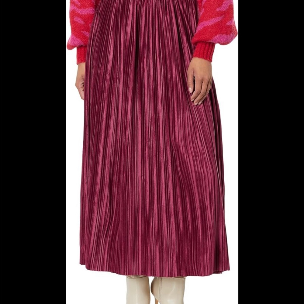 NWOT En Saison Rozlyn Burgundy Pleated Midi Skirt in Mulberry Size S